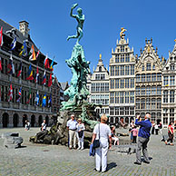 De Grote Markt met stadhuis, gildehuizen en standbeeld van Brabo te Antwerpen, België
