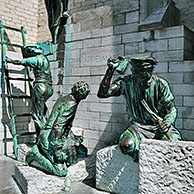 Beeldengroep van middeleeuwse arbeiders en steenkappers voor de Onze-Lieve-Vrouwekathedraal te Antwerpen, België

