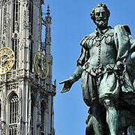 Standbeeld van Peter Paul Rubens voor de Onze-Lieve-Vrouwekathedraal te Antwerpen, België
