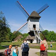 Toeristen voor de Standerdmolen in het openluchtmuseum Bokrijk, België
