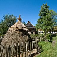 Hooimijt en traditioneel woonhuis van Loppem in het openluchtmuseum Bokrijk, België
