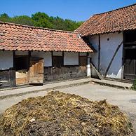 Mesthoop in de vierkantboerderij Beverst van het openluchtmuseum Bokrijk, België
