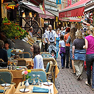 Restaurants en toeristen in de Rue des Bouchers / Beenhouwersstraat te Brussel, België

