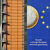 Banner over de euro hangt aan het Berlaymontgebouw van de Europese Commissie, instelling van de Europese Unie te Brussel, België
