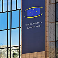 Banner aan het Justus Lipsius-gebouw, hoofdkwartier van de Raad van de Europese Unie te Brussel, België
