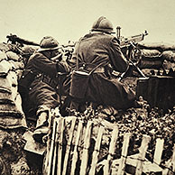 Belgische soldaten in loopgraaf schieten met geweer en mitrailleur naar Duitse vijanden tijdens de Eerste Wereldoorlog in Vlaanderen, België