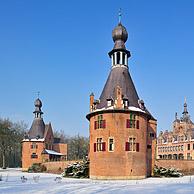 Kasteel van Ooidonk in de sneeuw in winter, België
