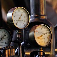 Drukmeters van stoommachine in het steenkoolmijn museum Le Bois du Cazier te Marcinelle, Charleroi, België
