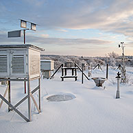 Weerstation van Mont Rigi in de sneeuw in winter, Hoge Venen, Ardennen, België
