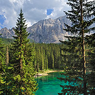 Het meer Lago di Carezza / Karersee in de Dolomieten, Italië
