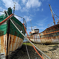 Oude visserboten in de haven van Camaret, Bretagne, Frankrijk
