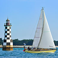 Rode vissersboot en de vuurtoren Perdrix te Loctudy, Finistère, Bretagne, Frankrijk
<BR><BR>Zie ook www.arterra.be</P>