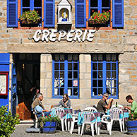 Toeristen op terrasje van crêperie te Paimpol, Côtes-d'Armor, Bretagne, Frankrijk
