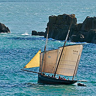 Zeilschip aan de Pointe du Grouin, Bretagne, Frankrijk
