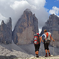 Wandelaar voor de bergen Tre Cime di Lavaredo / Drei Zinnen, Dolomieten, Italië
<BR><BR>Zie ook www.arterra.be</P>