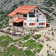 De berghut Dreizinnenhütte / Rifugio Antonio Locatelli aan de Drei Zinnen / Tre Cime di Lavaredo in de Dolomieten, Italië
