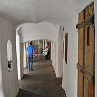 Arcadengalerij in de Laubengasse te Glorenza / Glurns, Dolomieten, Italië
