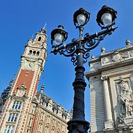 Klokkentoren van de Kamer van Koophandel / Chambre de Commerce & Industrie en Opéra de Lille in neoklassieke stijl op de Place du Théatre te Rijsel, Frankrijk
