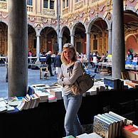 Tweedehands boekenmarkt op de binnenplaats van de Vieille Bourse te Rijsel, Frankrijk
