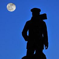 Silhouet van standbeeld van Hubert Latham, Franse luchtvaartpionier die in 1909 een poging deed om het Kanaal over te vliegen, Cap Blanc Nez, Opaalkust, Frankrijk
<BR><BR>Zie ook www.arterra.be</P>